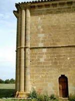 COLUMNAS CONTRAFUERTE A LOS PIES DEL TEMPLO