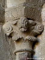 CAPITEL DEL LADO ESTE