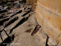 SEPULCROS ANTROPOMORFOR POR DELANTE DEL �BSIDE