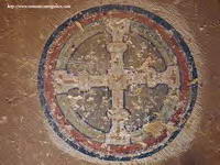 CRUZ DE CONSAGRACI�N EN CARA INTERIOR DEL T�MPANO