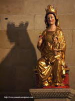 IM�GEN DE LA VIRGEN EN EL ALTAR