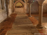 ENTERRAMIENTOS DE ABADES. AL FONDO SEPULCRO DE SANCHO MARCILLA