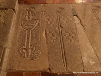 DETALLE DE L�PIDAS SEPULCRALES EN EL PAVIMENTO