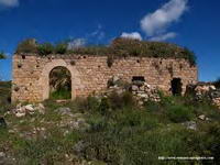 IGLESIA DE CABECERA PLANA Y AL FONDO TORRE