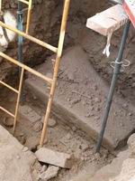 TUMBAS EXTRAMUROS DE LA CRIPTA, BAJO EL ESPACIO RECRECIDO DEL NUEVO TEMPLO