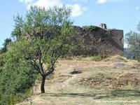 �NGULO SURESTE DEL CASTILLO. POCO M�S ALL�, SOBRE EL PRECIPICIO, LA PUERTA DE ENTRADA.