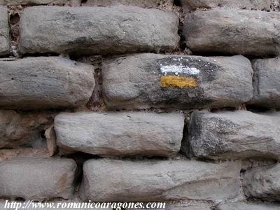 MARCA DE SENDA CORRECTA SOBRE SILLARES DEL CASTILLO DE ESPLUGUIELLO (HOSPITALED)