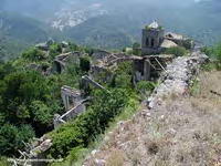 CASER�O ARRUINADO DESDE EL CASTILLO. MURO ESTE
