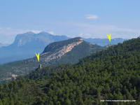 CASTILLO DE SAMITIER DESDE EL ENTORNO DE ESCANILLA. AL FONDO LA PE�A MONTA�ESA