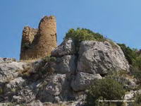 TORR�N EMERGIENDO ENTRE LAS ROCAS