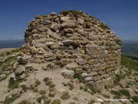 BASE DE LA TORRE. SU DERRUMBE PERMITE APRECIAR LA COMPOSICI&Oacute;N DELMURO