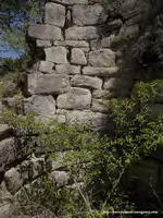 DETALE DE LA TORRE ARRUINADA JUNTO A LA CARRETERA