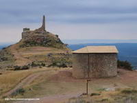 IGLESIA DE SAN MIGUEL Y AL FONDO RUINAS DE LA TORRE