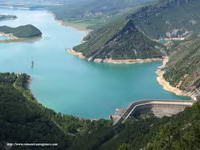 PRESA Y PANTANO DE MEDIANO. AL FONDO, EL PIRINEO.