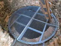 suelo met&aacute;lico de la planta de la puerta