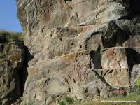 ROCA BAJO LA TORRE OESTE. VISTA NORTE: ORIFICIOS DE APOYO DE ESTRUCTURA DE ACCESO