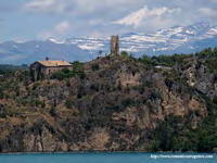 TORRE Y PIRINEO AL FONDO.