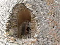DETALLE DE LA PUERTA. PROFUNDO ZAGU�N POR ESPESOR DEL MURO.