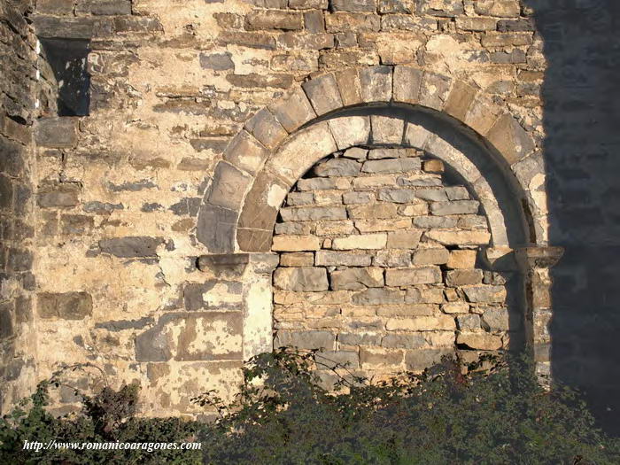 PORTADA ORIGINAL DEL TEMPLO ROMÁNICO, EN EL MURO SUR