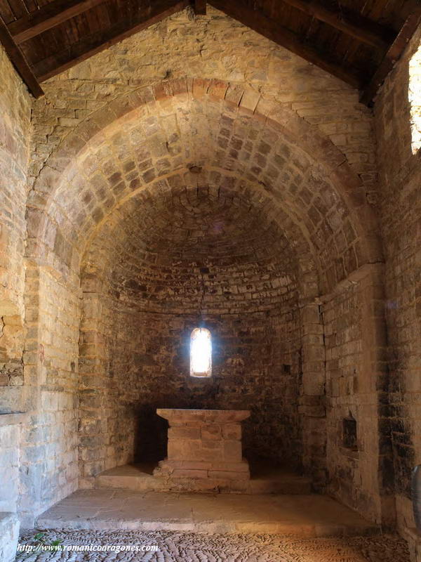 PORTADA DESDE EL INTERIOR.