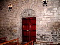 INTERIOR PUERTA SUR. PILA BENDITERA A LA IZQUIERDA