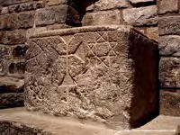 DETALLE DE LA PILA BAUTISMAL, CUADRADA.