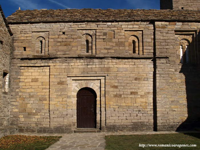 MURO SUR. VENTANALES Y PUERTA REHUNDIDOS. JUEGOS DE LUCES Y SOMBRAS