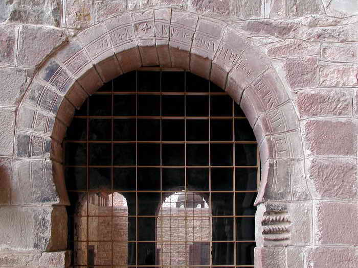 DETALLE DE LA PORTADA MOZÁRABE DE ACCESO AL CLAUSTRO