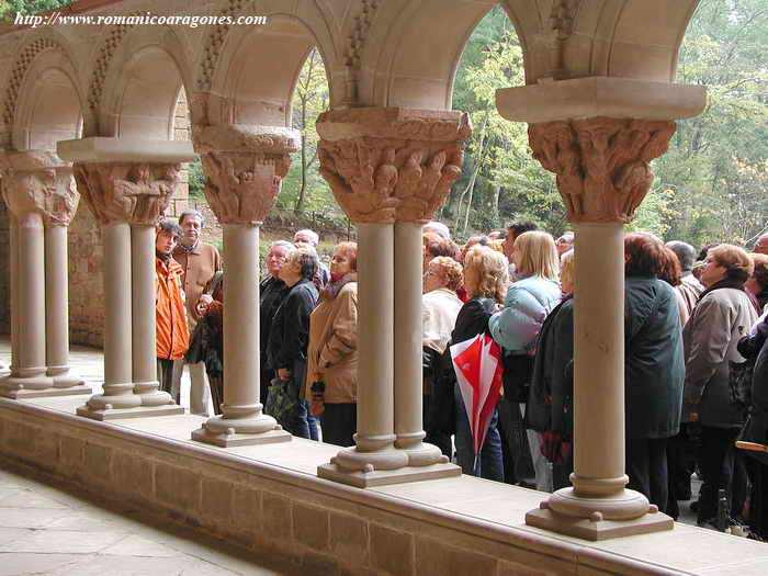 TURISTAS EN VISITA GUIADA POR LOS CAPITELES