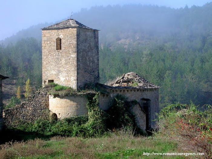 VISTA NORESTE DEL TEMPLO EN RUINAS, ENTRE LA NIEBLA