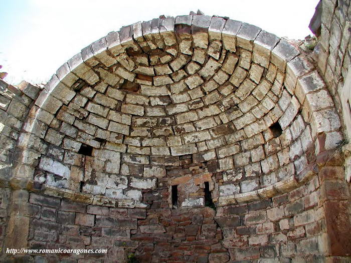 B�VEDA ABSIDIAL, RESISTIENDO AL DERRUMBE