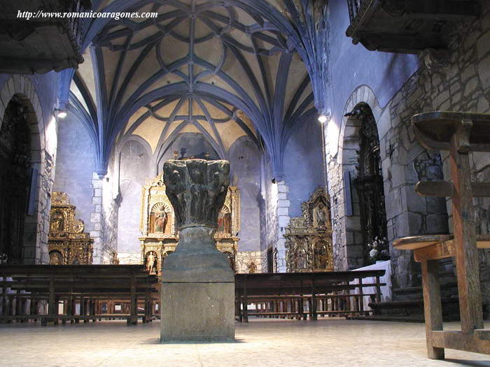 INTERIOR DEL TEMPLO. CAPITEL EN PRIMER TERMINO