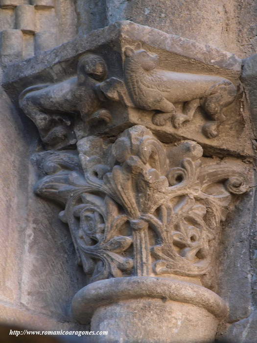 CAPITEL ARCICO EN VENTANAL DEL MURO DE LA NAVE NORTE