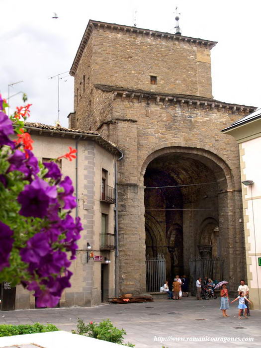 LONJA MAYOR, O ENTRADA PRINCIPAL DEL TEMPLO, BAJO LA TORRE.