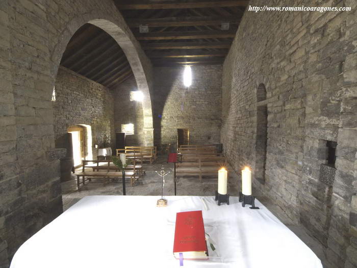 INTERIOR DEL TEMPLO HACIA LOS PIES