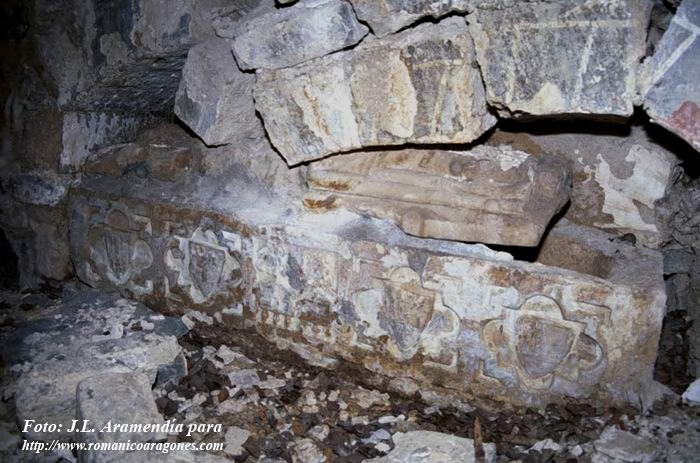 IMÁGEN DE JOSE LUIS ARAMENDÍA CON EL SARCÓFAGO IN SITU