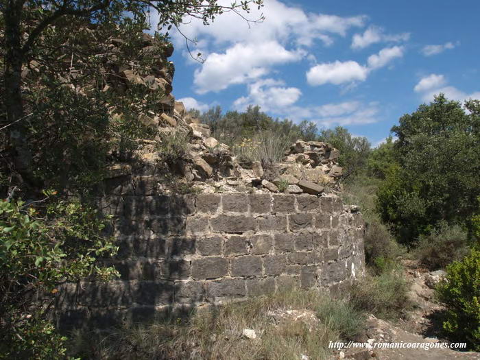 RESTO DEL CILINDRO ABSIDAL. EN EL HORIZONTE LA TORRE DE LA PARROQUIAL