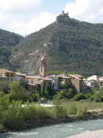 PERARRA PUEBLO Y SU CASTILLO, DESDE EL PUENTE