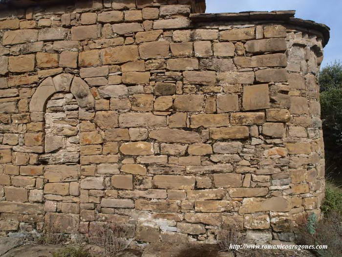PORTADA CEGADA EN CABECERA DEL MURO SUR