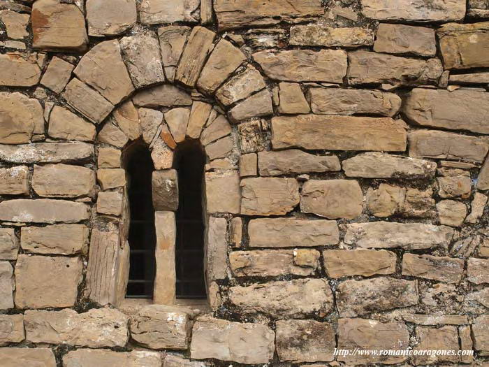 VENTANAL DE ESTILO LOMBARDO A LOS PIES DEL MURO SUR