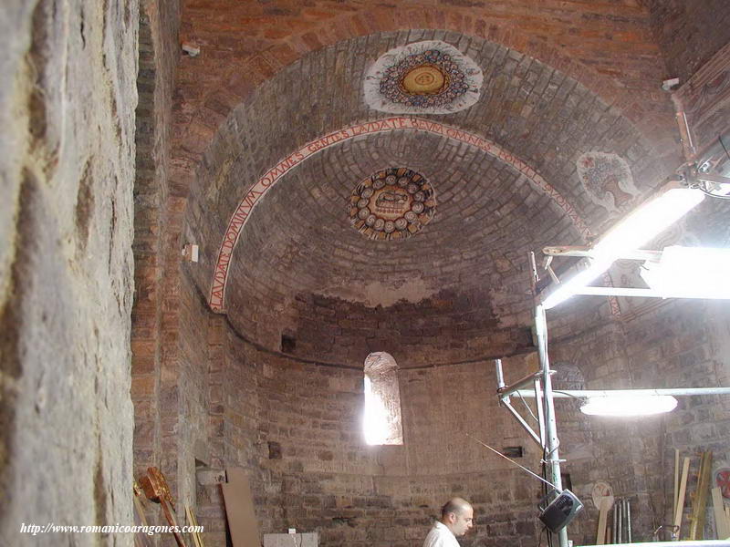 INTERIOR HACIA LA CABECERA. RESTAURADORES TRABAJANDO