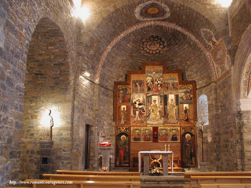 INTERIOR DEL TEMPLO CON SU RETABLO ANTE LA CABECERA