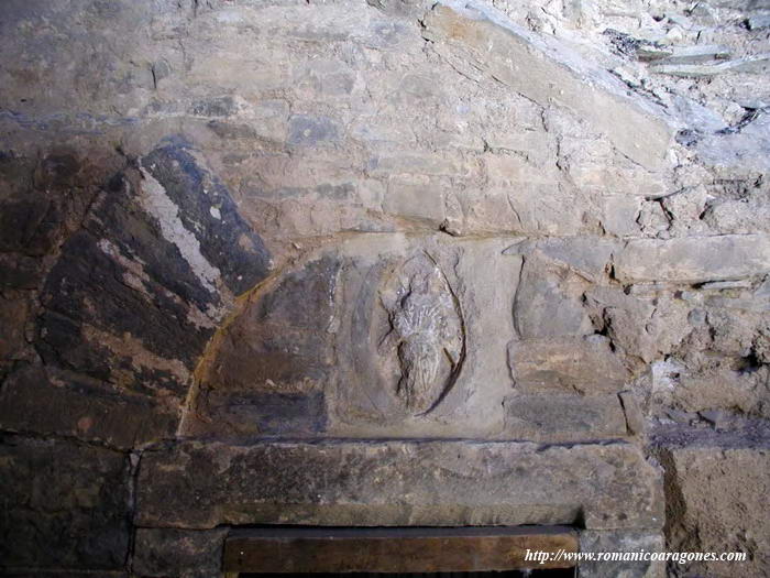 DETALLE PUERTA ACCESO A TORRE. TMPANO CON CRISTO EN MANDORLA
