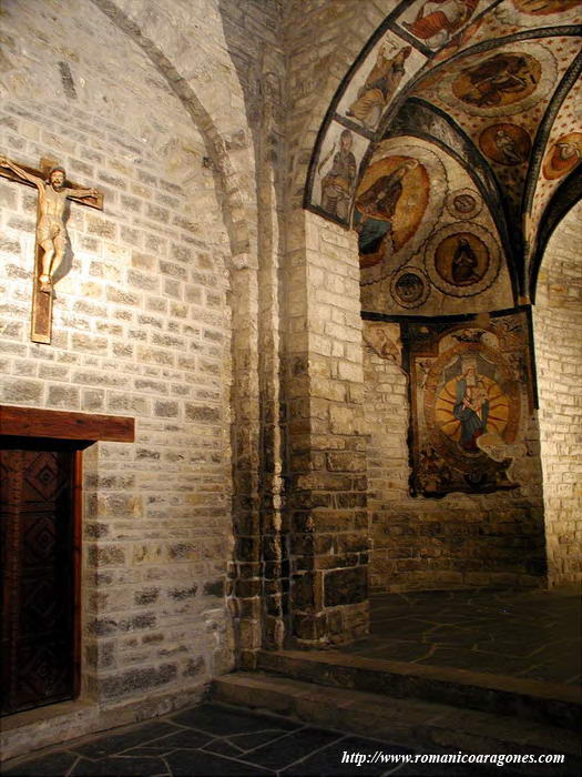 PILAR DE TRIPLE ESQUINA JUNTO A LADO NORTE DEL ARCO TRIUNFAL