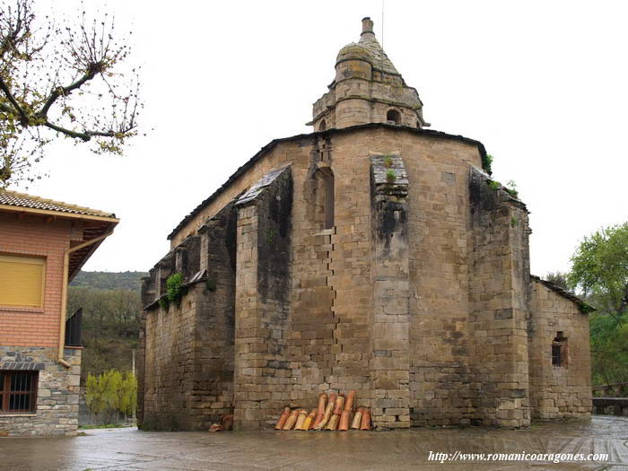 VISTA NORESTE DEL TEMPLO. APARTAMENTOS DE ALQUILER A LA IZQUIERDA