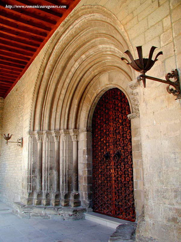 PORTADA DE ACCESO EN EL MURO SUR