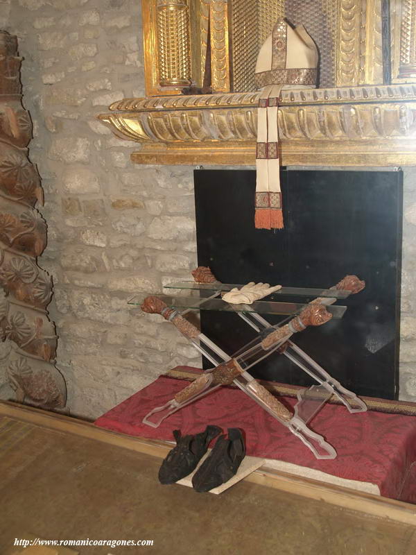 OBJETOS DE SAN RAMÓN, PROCEDENTES DE SU ENTERRAMIENTO