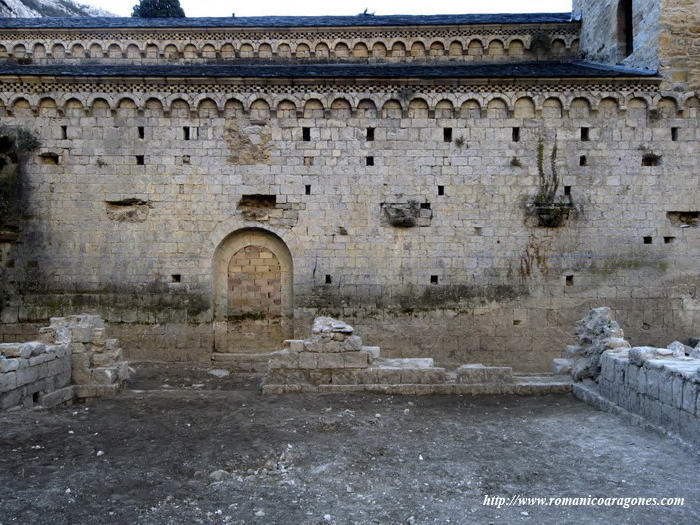 VISTA DEL MURO NORTE DEL TEMPLO DESDE EL ESPACIO CENTRAL DEL CLAUSTRO