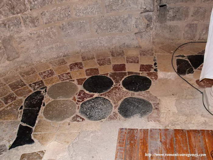 LOS PANES Y LOS PECES TRAS EL ALTAR