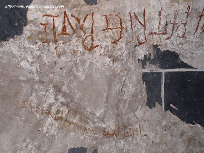 PARTE DE LA INSCRIPCIÓN DE CONSAGRACIÓN DEL TEMPLO Y MÁS PEQUEÑA LA DEL TEMPLO VISIGÓTICO